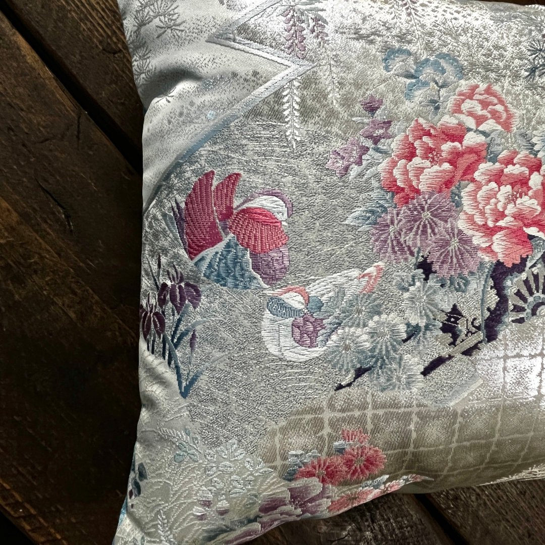 The design depicts a pair of Mandarin Ducks symbolic of love, longevity, and a happy future together for a newly wed couple.